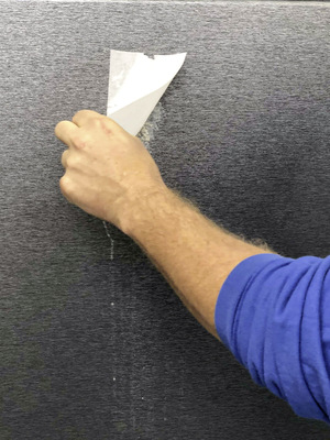 Entfernen Sie die Papierlage und spülen Sie die Oberfläche erneut mit heißem Wasser.
