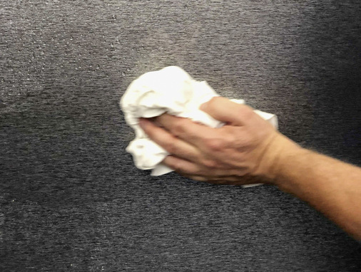 Wenn alle Schmutzreste entfernt sind, spülen Sie nochmals gründlich nach und reiben die Oberfläche erst dann trocken, wenn alle losen Partikel beseitigt sind.