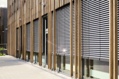 Raffstoren lassen sich gut geplant optisch vollkommen unauffällig in die Fassadenkonstruktion einbinden.