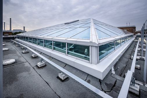 Das Glasdach von Lamilux ist mit Lüftungsflügeln sowie einer Rauch- und Wärmeabzugsanlage ausgestattet. - © Foto: Lamilux
