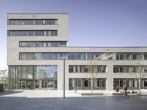 Auch in der Fassade zeichnet sich das Gebäude mit einem spannenden Einsatz der verwendeten Gläser aus.