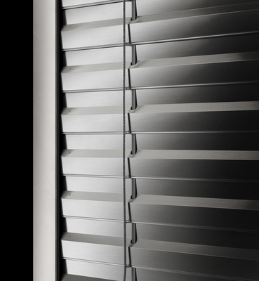 In der Endleiste wird durch eine zusätzliche Mechanik über die Rollenwagen die Hochschiebehemmung des Raffstores realisiert.