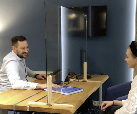 Dieser gläserne Tröpfchenschutz gegen die Übertragung des Corona-Virus kann im Webshop von Flintermann geordert werden.