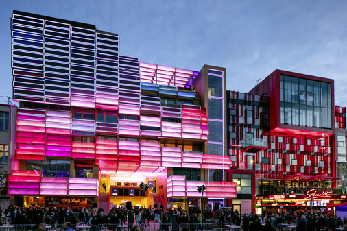 Die Fassade am Klubhaus St. Pauli in Hamburg fungiert als riesiger Bildschirm, auf dem Licht und Videoinstallationen, Programmhinweise des Klubhauses, Twitter-Nachrichten oder aktuelle News sowie Werbespots laufen können. - © Foto: Multivison
