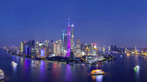 Die Skyline von Shanghai ist schon seit vielen Jahren geprägt von den Lichtspielen an den Fassaden.