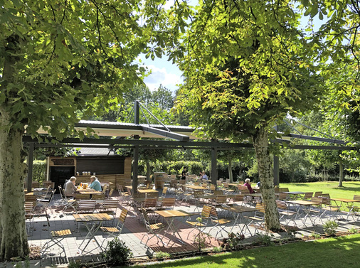 Eingefahren integriert sich die Sonnen- und Wetterschutzanlage optisch weitestgehend in das umliegende Gelände.