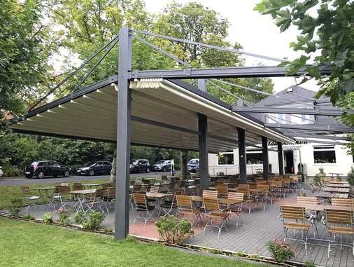 Die Pergolas können bei Bedarf auch nur einseitig ausgefahren werden. - © Foto: Thomas Koch
