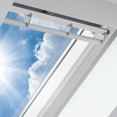 Wer die Hitzeeinstrahlung durch die Fensterscheibe reduzieren will, sollte Verglasungen mit besonders geringem g-Wert wählen. - © Velux Deutschland GmbH
