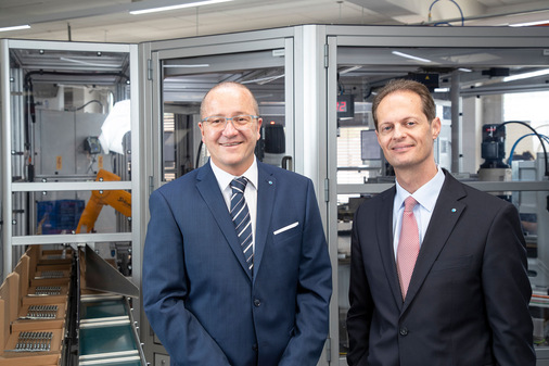 Links: Guido  Felix, Vorsitzender der Geschäftsführung. Rechts im Bild: Mark Hamori, MACO Geschäftsführer Vertrieb und Marketing - © Andreas Kolarik
