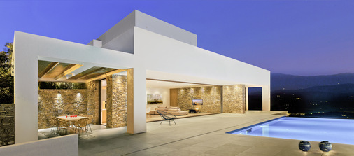 Das Schiebesystem besteht aus vier Elementen mit jeweils eigener Schienenführung. Hierdurch entstehen variable Öffnungsvarianten, die eine Anpassung an Wind und Wetter ermöglichen.