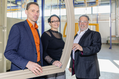 V.l.n.r. Andy Mrowiec, Diana Mrowiec und Sikkens Wood Coatings Fachberater Bernd A. Bünger. - © Foto: Akzo Nobel Hilden GmbH
