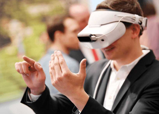 Virtual Reality, auch als VR abgekürzt, ist die Erschaffung einer künstlichen Wirklichkeit mithilfe von spezieller Hard- und Software. 