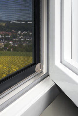 Die EASY²‐Beschläge sind an den Ecken der Fliegengitter vom Werk aus montiert und stehen über den Rahmen hinaus ab.