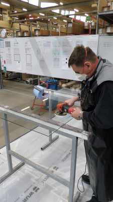 In Abstimmung mit den Glaslieferanten werden Gläser direkt bei Solarlux nachgearbeitet und kleiner Kratzer behoben. - © Solarlux GmbH
