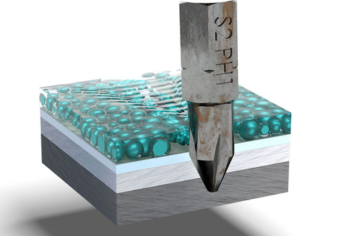Wird die Oberfläche bei der Beschlagsmontage beschädigt (links), füllen die in den Nanokapseln enthaltenen Stoffe die Kratzer wieder auf. - © Maco
