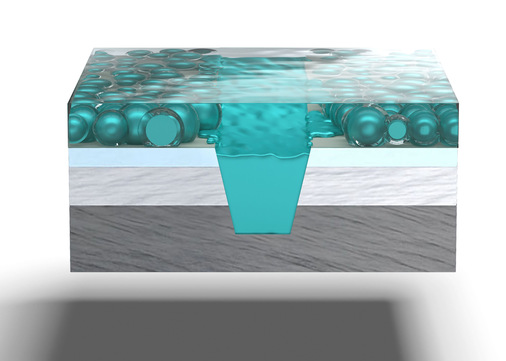 Wird die Oberfläche bei der Beschlagsmontage beschädigt (links), füllen die in den Nanokapseln enthaltenen Stoffe die Kratzer wieder auf. - © Maco
