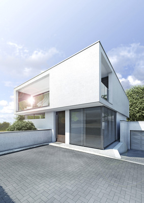 Die Raffstore-Systeme sind sehr vielfältig konfigurierbar. Auch aufwendigere Lösungen wie etwa über Eck sind problemlos umsetzbar. Technisch durchdachte Aufsatzkästen sorgen dabei für ein einheitliches Fassadenbild.