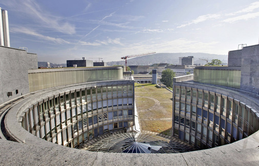 Die Lamellen der Sonnenschutzanlage sorgen in 5 Grad Schritten für eine optimale Reflexion.