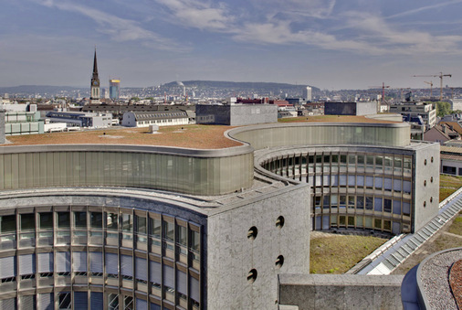 Bei Niederschlag und gleichzeitigem Frost werden die Lamellen automatisch blockiert. Das gleiche gilt für Windstärken von über 70 km/h.