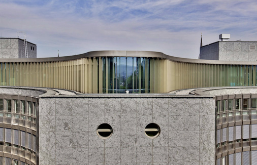 Die Drehung der Lamellen nach dem jeweiligen Sonnenstand erfolgt nicht Lamelle für Lamelle, sondern die einzelnen Elemente sind in Gruppen zusammen gefasst.