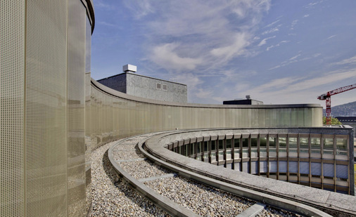 An den runden Fassadenabschnitten ist jede einzelne Lamelle am Kreiszentrum ausgerichtet. Von der Grund-stellung aus können sich die Lamellen in einem Winkel von bis zu 180 Grad drehen. - © Foto: Colt
