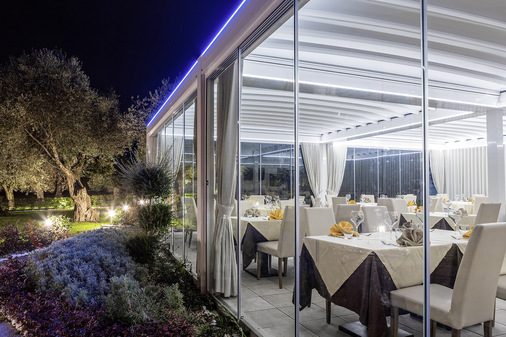 Durch die Glasschiebewände können die Gäste beim Essen die umliegende Natur bewundern.