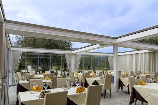 Offen oder geschlossen, das Pergoladach Isola 3 bietet für jedes Wetter die optimale Lösung.