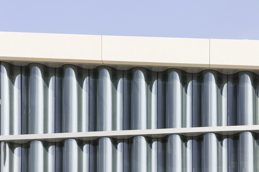 The curved glass panes in the Qatar National Library have a radius of 550 mm. - © Edgetech
