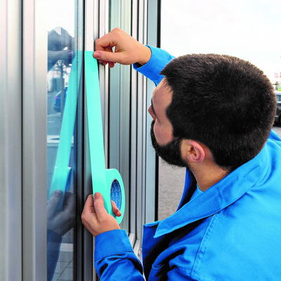 Das RENOLIT EXOFOL Professional Masking Tape ist dicker als handelsübliche Kreppbänder und haftet verlässlich selbst auf tiefen Prägungen.