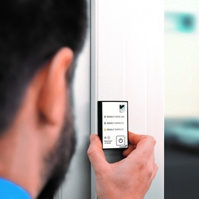 Mit dem RENOLIT EXOFOL Detector lässt sich die Originalität von EXOFOL Folien innerhalb weniger Sekunden am eingebauten Objekt nachweisen.