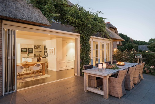 Mit einer Glas-Faltwand aus Holz realisiert Solarlux das Zusammenspiel von reduziertem Design und patentierter Fenstertechnik auf höchstem Niveau.