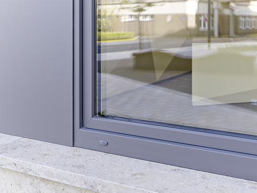 Die Fenster sind außen mit der Oberfläche Spectral beschichtet