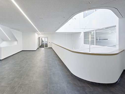 Das 12 m hohe Atrium im Zentrum des Gebäudes versorgt mit seiner Fläche von 35 m² die beiden Gebäudeflügel und das Foyer mit Tageslicht. - © Foto: Guido Erbring
