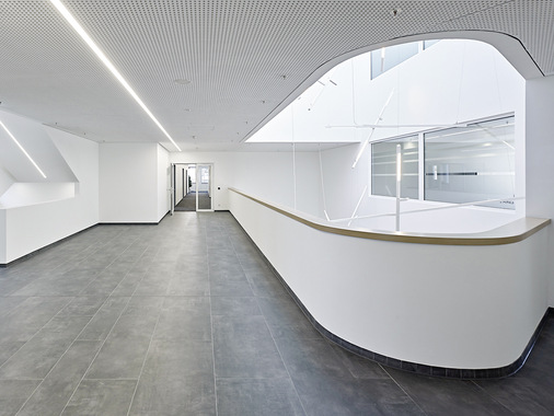 Das 12 m hohe Atrium im Zentrum des Gebäudes versorgt mit seiner Fläche von 35 m² die beiden Gebäudeflügel und das Foyer mit Tageslicht.