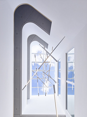 Als Beleuchtung im Atrium kommt eine Sonderkonstruktion von Artemide zum Einsatz, die den qualitativ hochwertigen Produkten von Veka, den Profilstangen aus der Fertigung, nachempfunden ist.