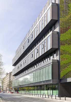 Um den Straßenlärm abzuschirmen, kam auch das Fenstersystem MB-SR50N OW von Aluprof zum Einsatz.