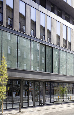 Für die Gebäudehülle wurde u. a. das Vorhang- und Riegelwandsystem MB-SR50N von Aluprof verbaut.