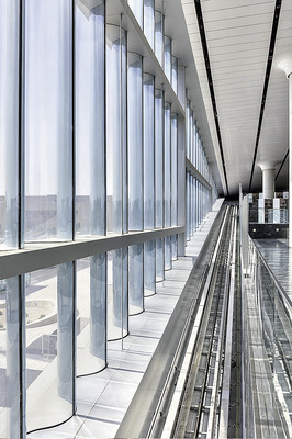 Die gebogenen Glaselemente sind bis zu 5,5 m hoch.