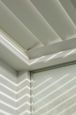 Durch die verstellbaren Lamellen kann das Licht- und Schattenspiel individuell je nach Stimmung und Wunsch des Anwenders eingestellt werden. Auch die mögliche Stauhitze unter den Lamellen kann mit dem Öffnen der Lamellen reguliert werden.