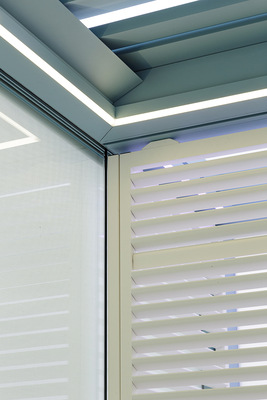 Im Rahmenmodul und in der Lamelle können LED-Leuchten integriert werden, um eine ästhetische und effektive Beleuchtung zu realisieren. Seitlich können z. B. Holz- oder Aluminium-Schiebeläden oder windfeste Screens integriert werden.