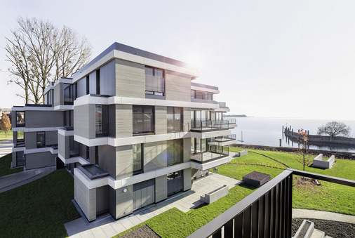 Ein freier Blick nach draußen bedeutet in der Regel auch eine gute Sicht nach innen. Durch regulierbare Sichtschutzvorrichtungen wird den Nutzern eines Raumes die Möglichkeit gegeben, Blicke von außen abzuschirmen und so ihre Privatsphäre so wie je nach Situation  gewünscht zu wahren.