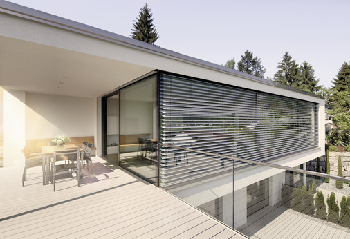 Durch den Einsatz von Sonnenschutz kann der Nutzer selbst entscheiden, welche Helligkeit für ihn in der jeweiligen Situation ideal ist.