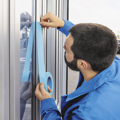 Das Renolit Exofol Professional Masking Tape ist dicker als handelsübliche Kreppbänder und haftet verlässlich selbst auf tiefen Prägungen.