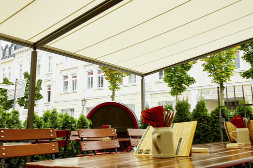 Bei dem Projekt Neuenahrer Brauhaus wurden insgesamt 14 Mehrfeldanlagen des Pergola Systems mit dem Modell Syncra kombiniert.