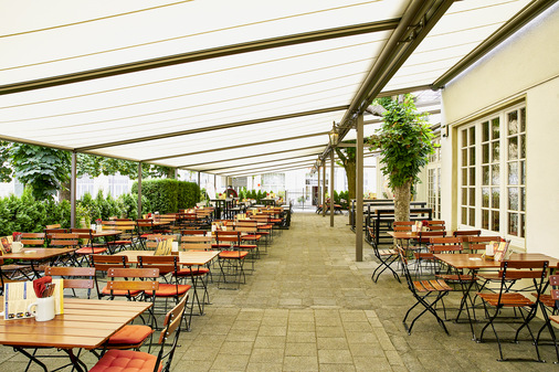 Tische, Stühle und die Markisenknstruktion wurden aufeinander abgestimmt, um auch den Bereich der Laufwege zu optimieren.