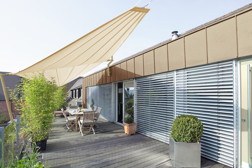 Sonea Sonnensegel können an der Hauswand oder freistehend installiert werden und verströmen Leichtigkeit und Eleganz. 