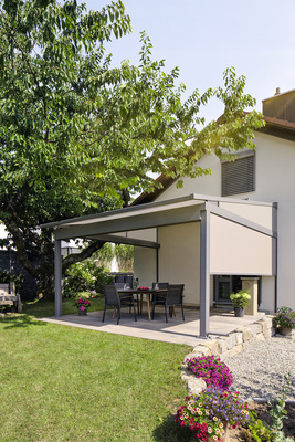 Bei Bedarf können Seiten-Markisen etc. ergänzt werden, um Wind, tiefstehende Sonne und neugierige Blicke abzuhalten.