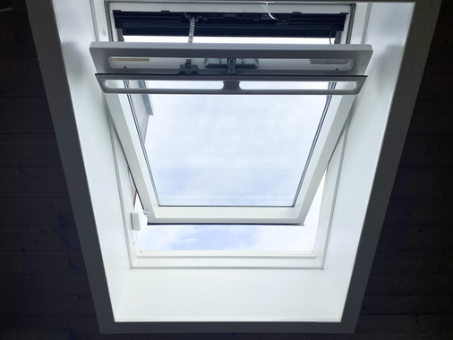 Das Thema Lüftung wird bei Planungen zum Smart Home in den meisten Fällen nicht berücksichtigt. Ohne Motorisierung, und damit einplanbares Öffnen und Schliessen von Fenstern geht es nicht.