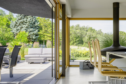 Die weitflächige Verglasung ermöglicht einen Ausblick auf Garten 
und Terrasse. - © Foto: Daniel Vieser . Architekturfotografie, Hildesheim/Karlsruhe
