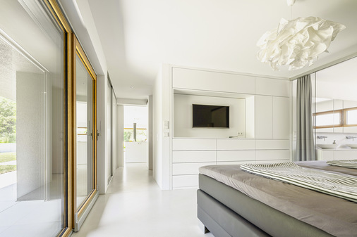 Im Inneren überrascht das Gebäude mit lichtdurchfluteten Räumen und offenen Grundrissen. 